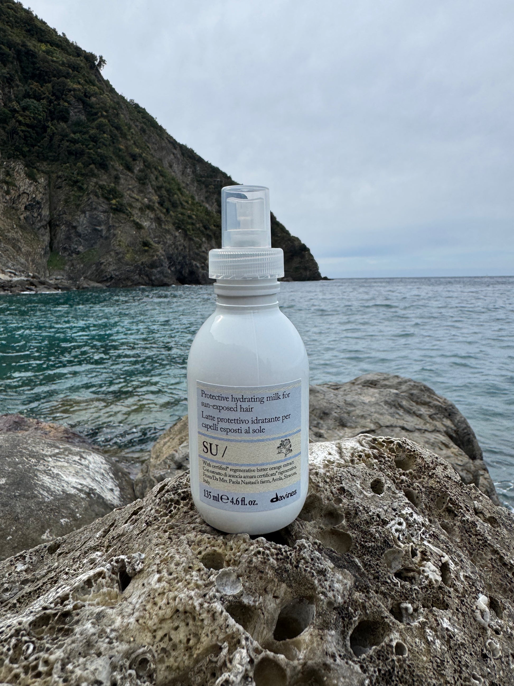 Davines SU Milk: spray leave-in con filtri UV per capelli al sole. Protegge il colore, ammorbidisce e non si risciacqua. Formula naturale e vegan.