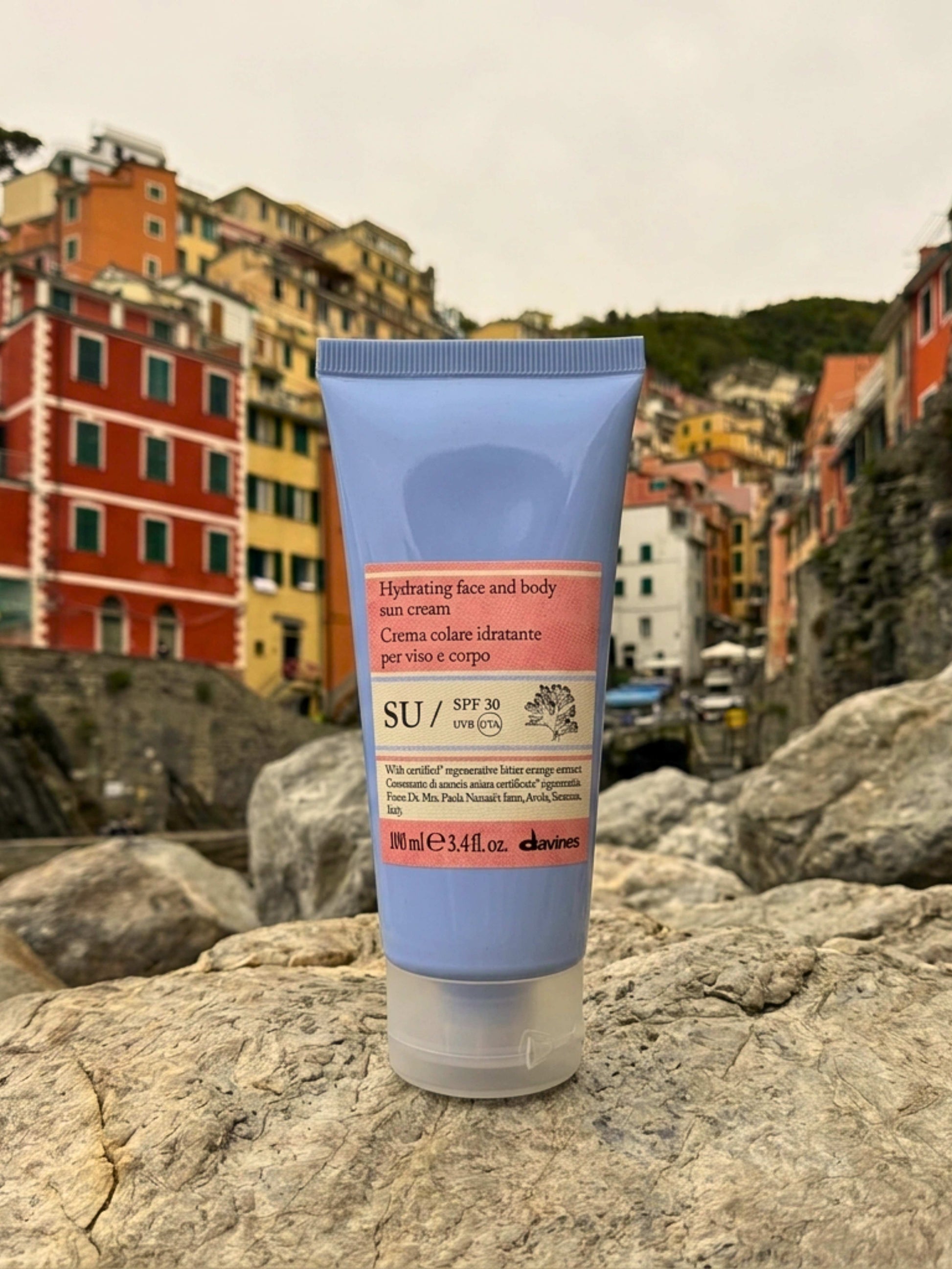 Davines SU Protective Cream SPF 30: crema solare idratante per viso e corpo. Protezione UVA/UVB, arancia amara rigenerativa. Vegan, Made in Italy.